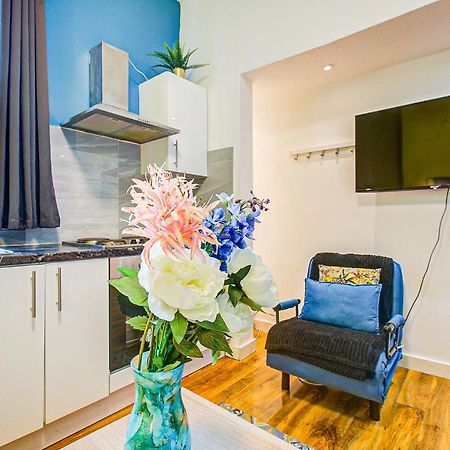 Studio With A Large Toilet And A Separate Room Budget Price Central London Exterior photo