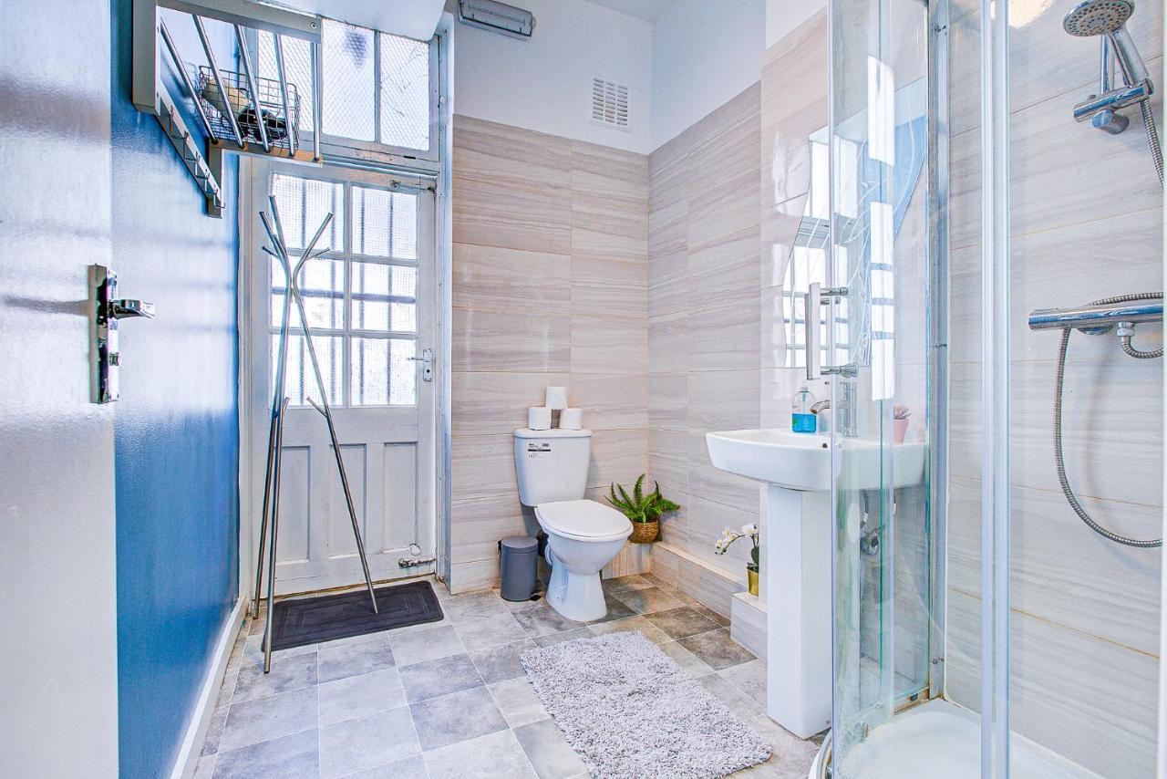 Studio With A Large Toilet And A Separate Room Budget Price Central London Exterior photo